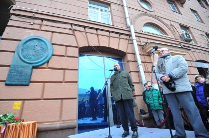 Москва. Режиссер, сценарист Андрей Кончаловский (слева) и президент Российского фонда культуры, режиссер Никита Михалков на церемонии открытия мемориальной доски писательнице, поэтессе, переводчице Наталье Кончаловской на Поварской улице.