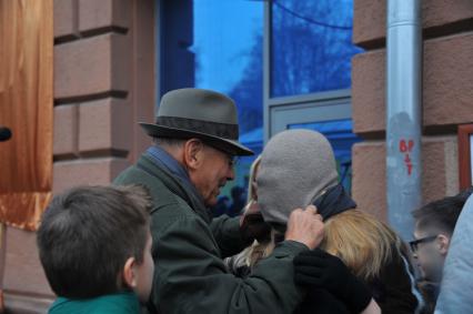 Москва. Режиссер, сценарист Андрей Кончаловский и актриса Анна Михалкова на церемонии открытия мемориальной доски писательнице, поэтессе, переводчице Наталье Кончаловской на Поварской улице.