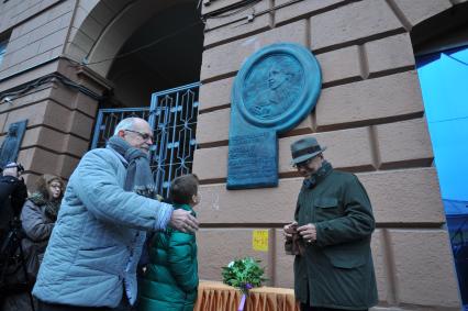 Москва. Президент Российского фонда культуры, режиссер Никита Михалков (слева) и режиссер, сценарист Андрей Кончаловский (справа) с сыном Петром на церемонии открытия мемориальной доски писательнице, поэтессе, переводчице Наталье Кончаловской на Поварской улице.