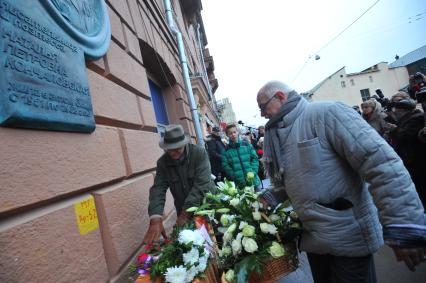 Москва. Режиссер, сценарист Андрей Кончаловский (слева) и президент Российского фонда культуры, режиссер Никита Михалков на церемонии открытия мемориальной доски писательнице, поэтессе, переводчице Наталье Кончаловской на Поварской улице.