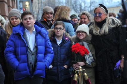 Москва. Актриса Надежда Михалкова (слева) с сыновьями, режиссер Егор Кончаловский и президент благотворительного фонда \'Русский Силуэт\' Татьяна Михалкова (справа) с внучкой Натальей на церемонии открытия мемориальной доски писательнице, поэтессе, переводчице Наталье Кончаловской на Поварской улице.