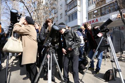 Саратов. Жители города наблюдают солнечное затмение.