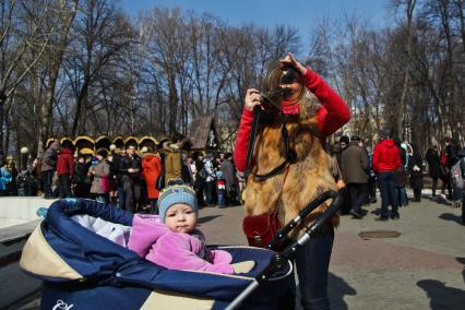 Воронеж. Жители города наблюдают солнечное затмение.