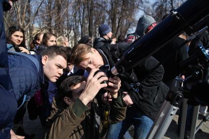 Воронеж. Жители города наблюдают солнечное затмение.