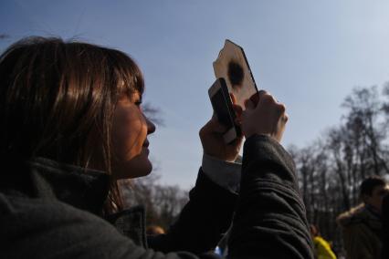 Воронеж. Жители города наблюдают солнечное затмение.