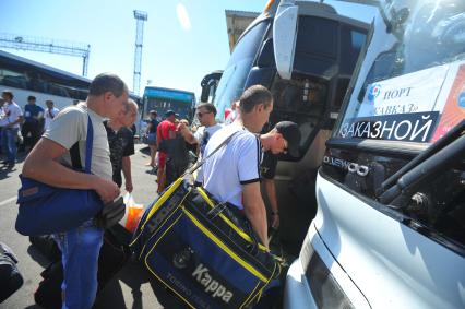 Керчь. Порт `Кавказ`. На снимке: пассажиры садятся в автобус.