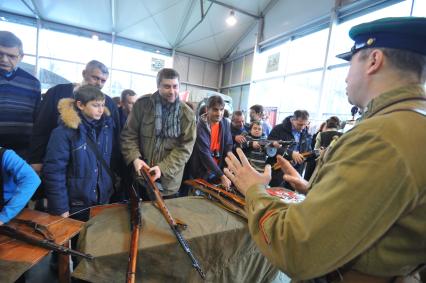 Специализированная выставка ретро-автомобилей,  которая проходит в выставочном центре \'Сокольники\' в Москве.