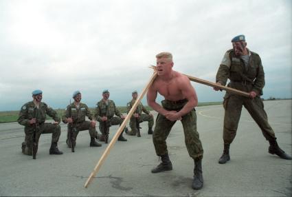 Сараево. 1994 год. Боснийская война. На снимке: российские десантники.