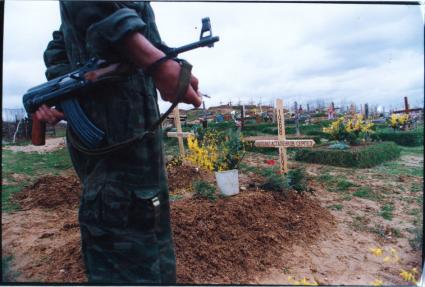 Сараево. 1994 год. Боснийская война. Православное сербское кладбище. На снимке: российский доброволец у могилы погибшего друга.