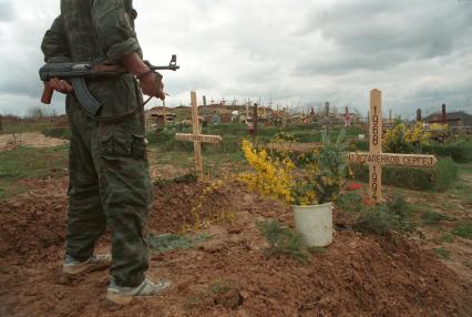 Сараево. 1994 год. Боснийская война. Православное сербское кладбище. На снимке: российский доброволец Александр Шкрабов на могиле погибшего друга. Через месяц его похоронят рядом.