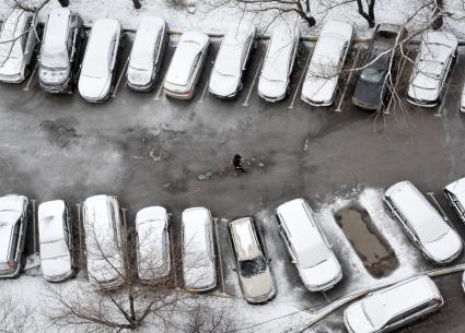 Москва. Припаркованные машины  припорошенные снегом.