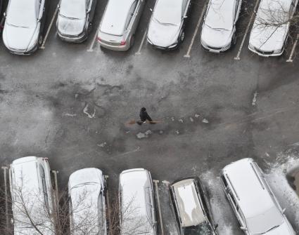 Москва. ПрипаМосква. Припаркованные машины  припорошенные снегом.