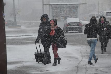 Москва. Люди идут по улице во время снегопада.