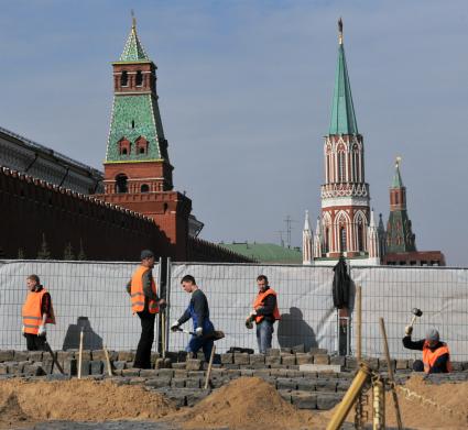 Замена брусчатки к Параду Победы на Красной площади  в Москве.