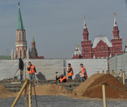 Замена брусчатки к Параду Победы на Красной площади в Москве.
