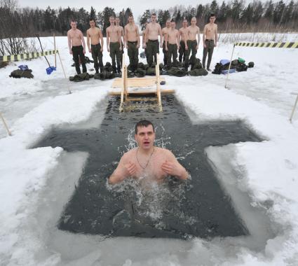 Крещенские купания в п.Нахабино. Военнослужащие 45-ой отдельной инженерной бригады окунаются в купель.