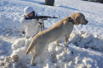 п.Нахабино. Группа разведки с собаками на учениях 45-ой отдельной инженерной бригады.