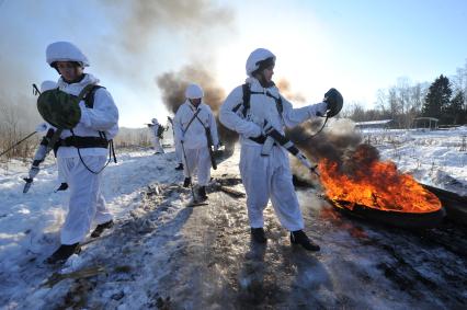 п.Нахабино. Саперы с миноискателями на учениях 45-ой отдельной инженерной бригады.