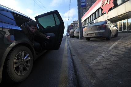 Москва. Улица Садовая-Триумфальная. Автомобили стоят на парковочной разметке под знаком `Остановка запрещена`.