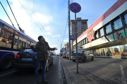 Москва. Улица Садовая-Триумфальная. Автомобили стоят на парковочной разметке под знаком `Остановка запрещена`.