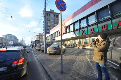 Москва. Улица Садовая-Триумфальная. Автомобили стоят на парковочной разметке под знаком `Остановка запрещена`.