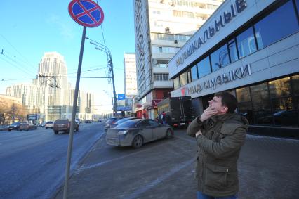 Москва. Улица Садовая-Триумфальная. Автомобили стоят на парковочной разметке под знаком `Остановка запрещена`.