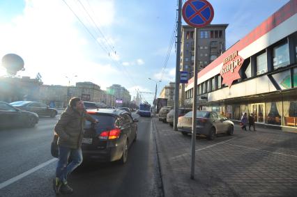 Москва. Улица Садовая-Триумфальная. Автомобили стоят на парковочной разметке под знаком `Остановка запрещена`.