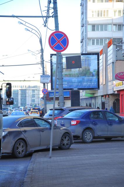 Москва. Улица Садовая-Триумфальная. Автомобили стоят на парковочной разметке под знаком `Остановка запрещена`.