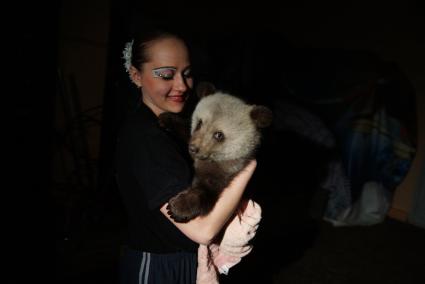 Цирковая артистка держит на руках одного из двух медвежат, переданных в Екатеринбургский цирк охотниками.