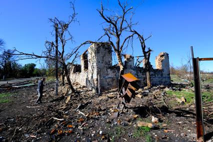 Украина. Донецкая область. с.Степановка. Обгоревший почтовый ящик у дома, разрушенного в ходе боевых действий.