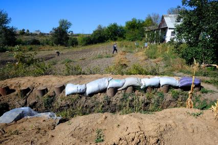 Украина. Донецкая область. с.Степановка. Окопы, рядом с огородом.