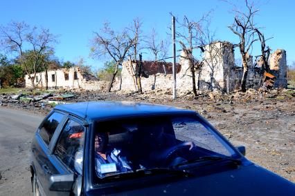 Украина. Донецкая область. с.Степановка. Дома, разрушенные в ходе боевых действий.