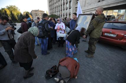 Украина. Донецк. Ополченцы несут икону во время Крестного хода у здания Донецкой областной администрации.