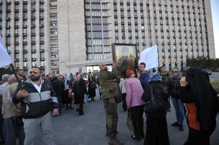 Украина. Донецк. Ополченцы несут икону во время Крестного хода у здания Донецкой областной администрации.