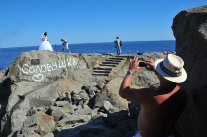 Алупка. Новобрачные фотографируются на скале Айвазовского.