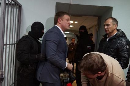 Николай Сандаков (справа) - первый помощник губернатора Челябинской области Михаила Юревича, подозреваемый в получении взятки в особо крупном размере, после назначения меры пресечения. Ленинский районный суд г.Екатеринбург