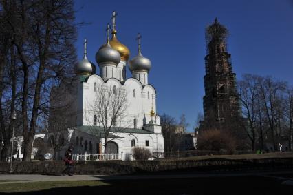 Москва. Соборный храм Смоленской иконы Божией Матери (слева) и реконструируемая колокольня Новодевичьего монастыря после пожара.