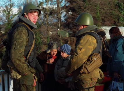 Грузино-Абхазский конфликт, 1993 год. Абхазские беженцы на российско-абхазской границе у реки Псоу.