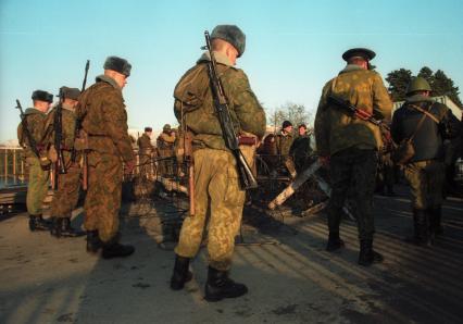 Грузино-Абхазский конфликт, 1993 год. Абхазские беженцы на российско-абхазской границе у реки Псоу.