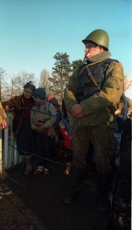 Грузино-Абхазский конфликт, 1993 год. Абхазские беженцы на российско-абхазской границе у реки Псоу.