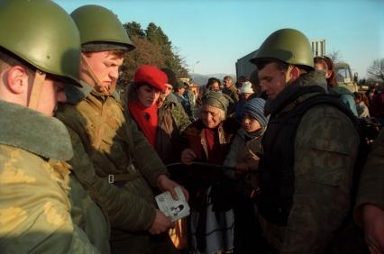 Грузино-Абхазский конфликт, 1993 год. Абхазские беженцы на российско-абхазской границе у реки Псоу.