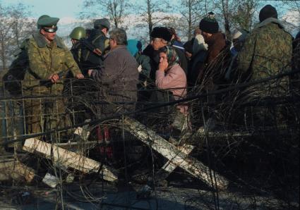 Грузино-Абхазский конфликт, 1993 год. Абхазские беженцы на российско-абхазской границе у реки Псоу.