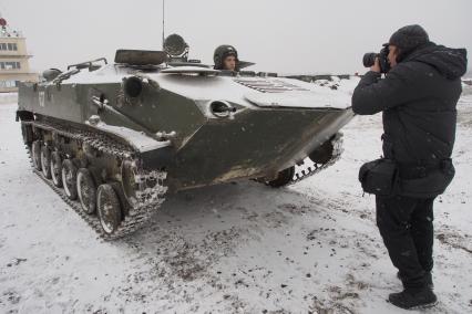 Тула. Военный полигон `Слободка`. Испытания восьми новейших бронетранспортеров БТР-МДМ `Ракушка` (на снимке).