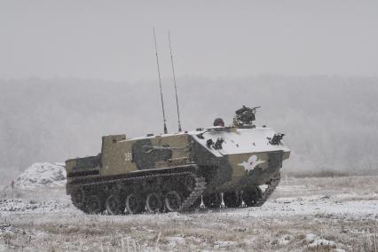 Тула. Военный полигон `Слободка`. Испытания восьми новейших бронетранспортеров БТР-МДМ `Ракушка` (на снимке).