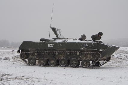 Тула. Военный полигон `Слободка`. Испытания восьми новейших бронетранспортеров БТР-МДМ `Ракушка` (на снимке).