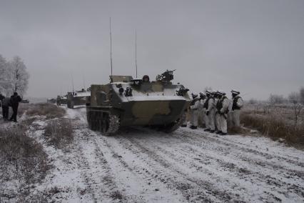 Тула. Военный полигон `Слободка`. Испытания восьми новейших бронетранспортеров БТР-МДМ `Ракушка` (на снимке).