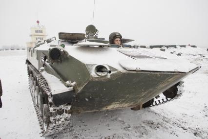 Тула. Военный полигон `Слободка`. Испытания восьми новейших бронетранспортеров БТР-МДМ `Ракушка` (на снимке).