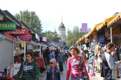 Украина. Донецк. Вещевой рынок и Свято-Преображенский собор.