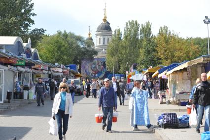 Украина. Донецк. Вещевой рынок и Свято-Преображенский собор.