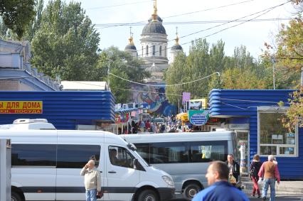 Украина. Донецк. Вещевой рынок и Свято-Преображенский собор.